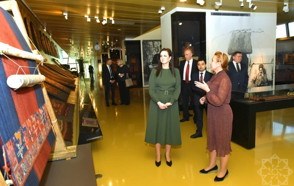 Litvanın Baş naziri Milli Xalça Muzeyini ziyarət edib