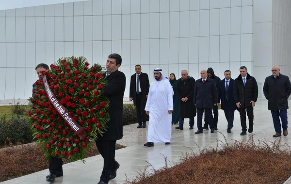Ərəb Parlamentinin prezidenti Fəxri xiyabanı və Zəfər parkını ziyarət edib