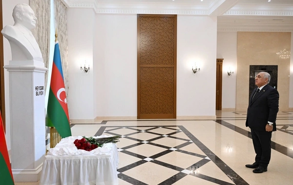 Əli Əsədov Türkmənistanda Heydər Əliyevin xatirəsini yad edib