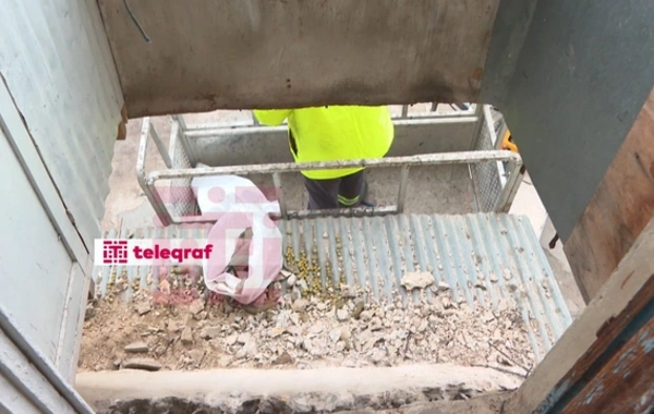 Bakıda binanın eyvanı uçub