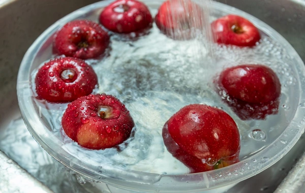 Meyvəni qaynar suya salmaq vitaminləri öldürür