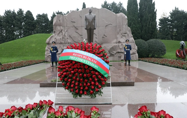 SOCAR-ın kollektivi Ulu Öndər Heydər Əliyevin məzarını ziyarət edib