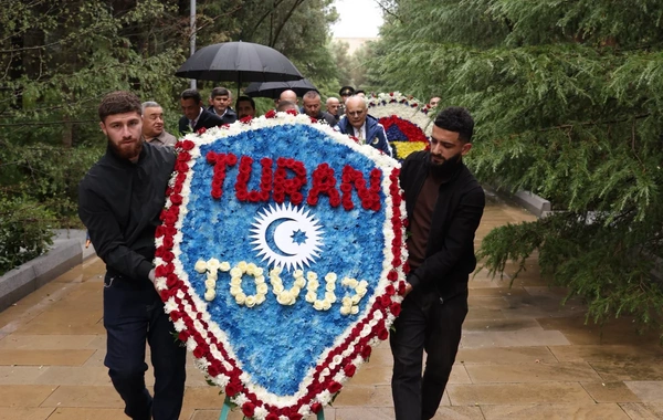 "Fənərbağça"nın nümayəndələri Heydər Əliyevin məzarını və Şəhidlər xiyabanını ziyarət ediblər