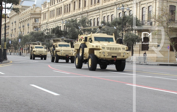 В Баку прошел марш военнослужащих в честь Дня Победы