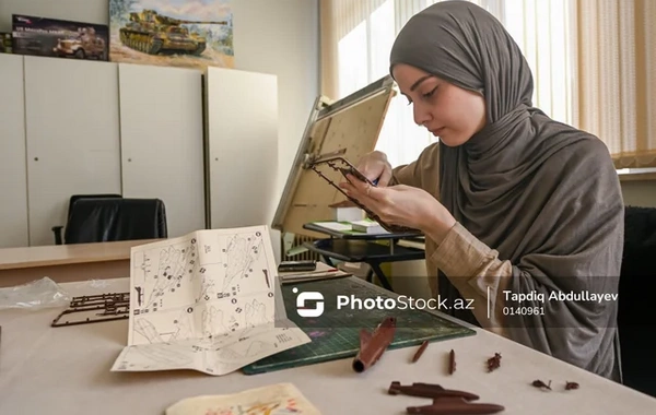 17 yaşında təyyarə idarə edən pilotun miniatür dünyasından FOTOREPORTAJ