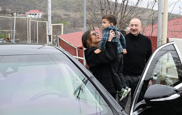 İlham Əliyev Xocavəndin Xanoba kəndində fərdi evlərin və infrastrukturun bərpası sahəsində görülən işlərlə tanış olub