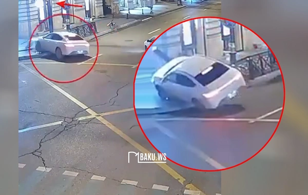 Bakının mərkəzində qırmızı işıqda keçən maşın svetofora çırpılıb - ANBAAN VİDEO