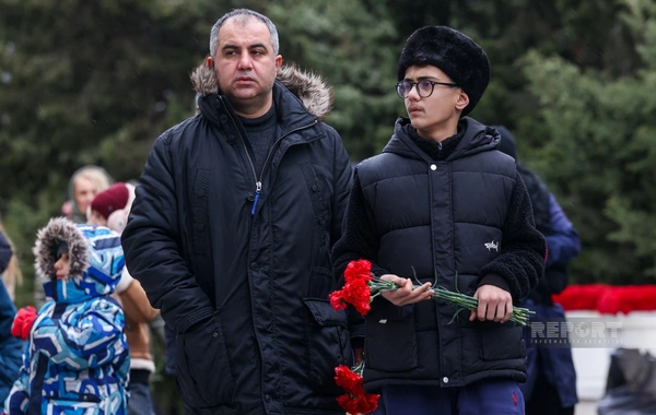 Şəhidlər xiyabanına xalq ziyarəti axşam saatlarında da davam edir