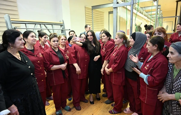 Leyla Əliyeva Azərxalçanın Şuşa məscidi üçün hazırladığı növbəti xalçaların kəsim mərasimində iştirak edib