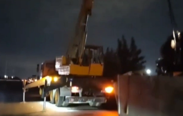 Bakı–Quba yolunda yük maşınının qoşqusu körpüyə çırpıldı - ANBAAN VİDEO