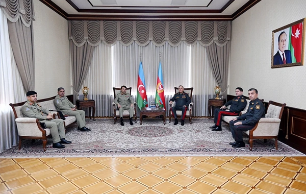 Kərim Vəliyev pakistanlı həmkarı ilə hərbi təhsillə bağlı müzakirələr aparıb