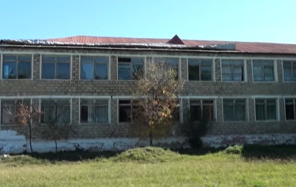 Bu məktəbdə dərslər dəhlizdə keçirilir - Valideynlərdən ŞİKAYƏT