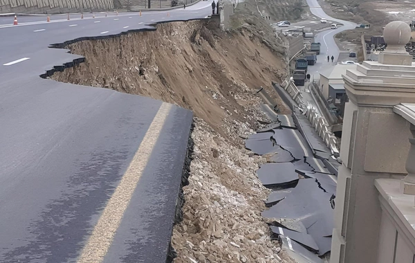 Bibiheybət yolunda torpaq sürüşməsi təhlükəsi – hərəkət qismən məhdudlaşdırılıb