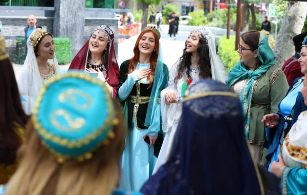 Bakının mərkəzində milli geyimlərdə gəzinti-yürüş təşkil olunub