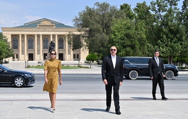 İlham Əliyev Ümummilli Liderin Naxçıvan şəhərinin mərkəzində ucaldılan abidəsini ziyarət edib