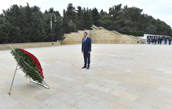 Estoniyanın xarici işlər naziri Bakıda Şəhidlər xiyabanını və Zəfər parkını ziyarət edib