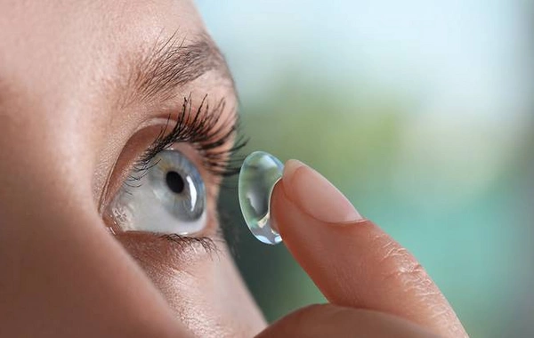 Девушка лишилась зрения из-за неудачно надетых ночных линз