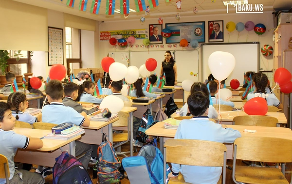 Məktəbin ilk günündən FOTOLAR