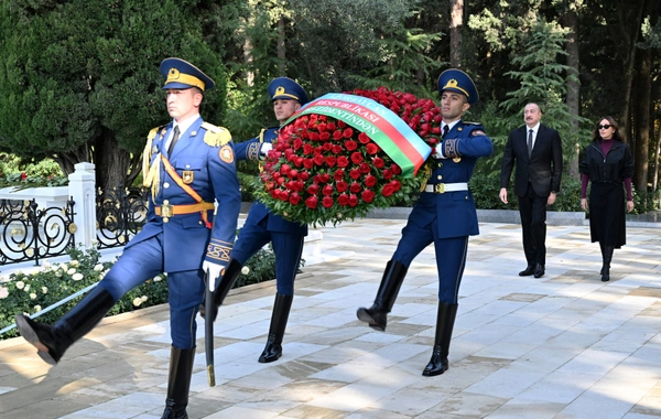 Ilham Aliyev and Mehriban Aliyeva visited the grave of the national leader Heydar Aliyev