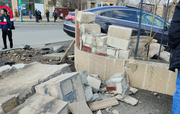 Maşını hasara, daha sonra şüşə sexinə çırpdı