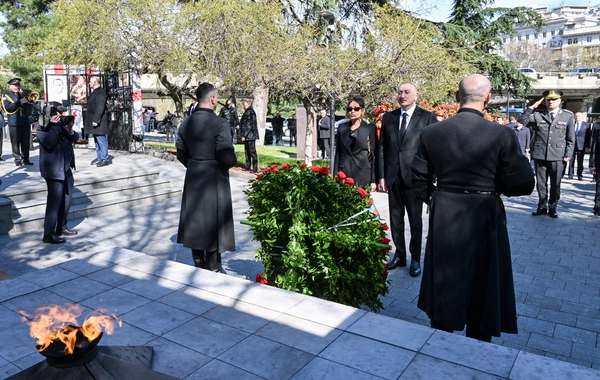 Президент Ильхам Алиев посетил в Тбилиси Мемориал героев