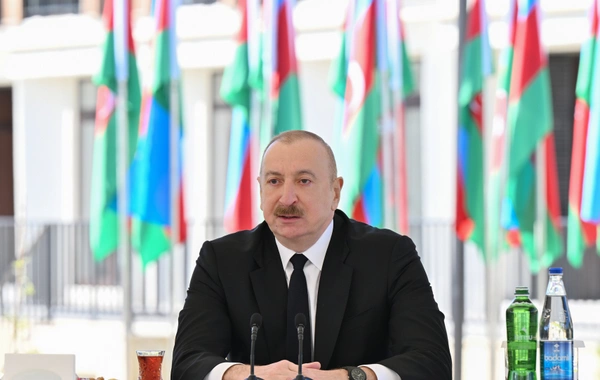 İlham Əliyev Zəngilanda ilk yaşayış kompleksinə köçən ailələrlə görüşüb