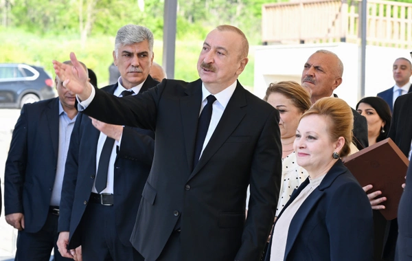 İlham Əliyev Zəngilanda ilk yaşayış kompleksinə köçən ailələrlə görüşüb