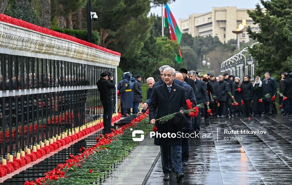 Rəsmilər Şəhidlər xiyabanında