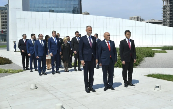 Slovakiya Milli Şurasının sədri Zəfər parkını ziyarət edib