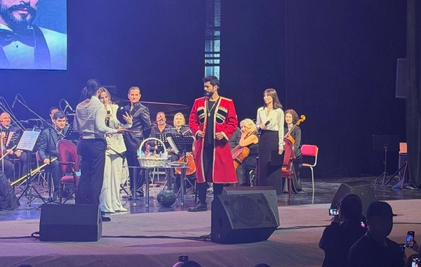 Burak Özçivitin başına tac qoyub, kral etdilər  - 20 milyon pul da veriləcək