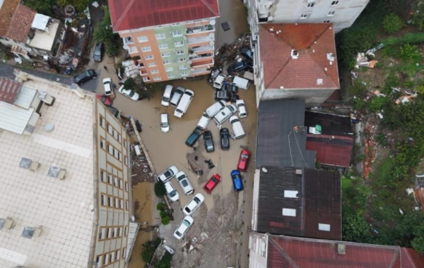 İstanbuldakı leysandan sonra MƏNZƏRƏ - 50-dən çox avtomobil tərsinə çevrildi
