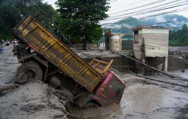 Nepalda daşqında ölənlərin sayı 900-ü ötdü