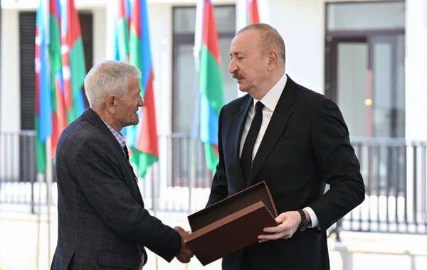 İlham Əliyev Zəngilanda ilk yaşayış kompleksinə köçən ailələrlə görüşüb
