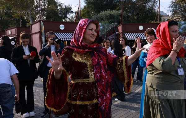 Bakının mərkəzində QHT-lər milli baş örtüyü – kəlağayı ilə yürüş keçiriblər