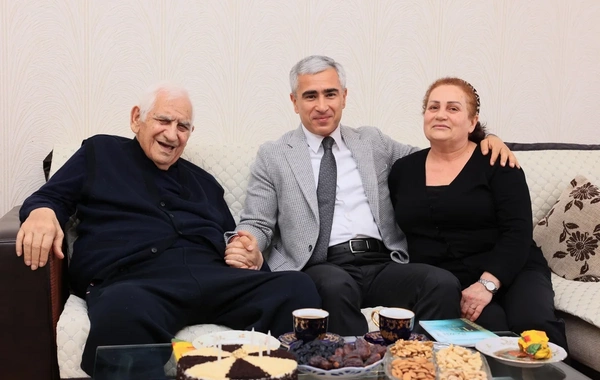 Anar Ələkbərov Xalq şairi Nəriman Həsənzadəni evində ziyarət edib