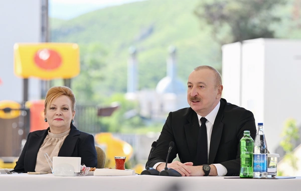 İlham Əliyev Zəngilanda ilk yaşayış kompleksinə köçən ailələrlə görüşüb
