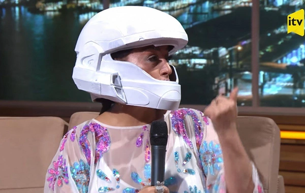 Əməkdar artist efirə kaska ilə çıxdı