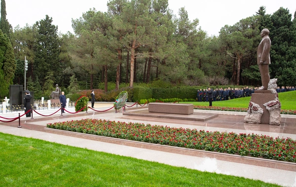 DTX-nin əməkdaşları Fəxri xiyabanda Heydər Əliyevin xatirəsini anıblar