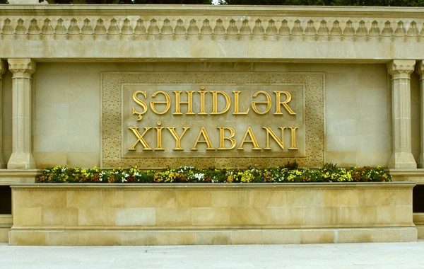 Antonio Koşta Bakıda şəhidlərin xatirəsini anıb