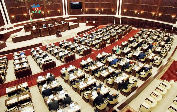 Parlamentin plenar iclası başlayıb, Zəfər Gününün V ildönümünə görə bəyanat qəbul ediləcək