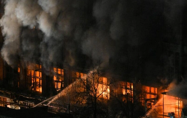 Sankt-Peterburqda ticarət mərkəzində YANĞIN - 200 nəfər təxliyə edildi