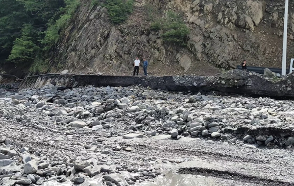 Güclü sel Laza kəndinə gedən yolu yararsız hala saldı