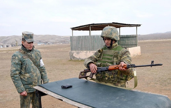 Hərbi vəzifəlilərlə praktiki atış çalışmaları icra edilib