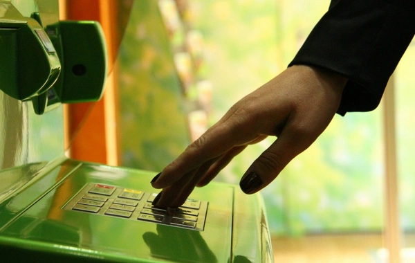 Həftəsonu vətəndaşların bank kartlarından 10 min manatdan çox vəsait oğurlanıb