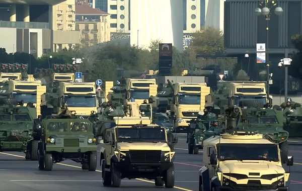 На военном параде в Баку впервые показаны Vaşaq и Kobra-2
