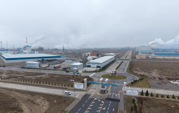 Prezident İlham Əliyev Sumqayıt Sənaye Parkında güzgü vərəqələrin istehsalı zavodunun açılışında iştirak edib