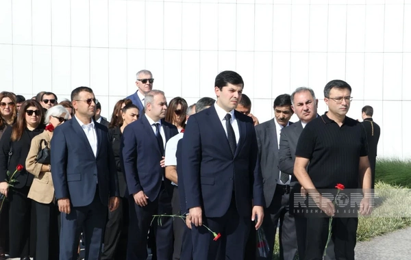 Dövlət və hökumət rəsmiləri Bakıdakı Zəfər parkında olublar