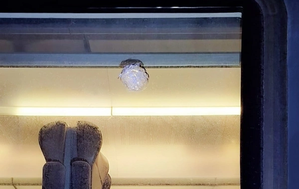 В переполненный пассажирами поезд Баку-Сумгайыт бросили камень