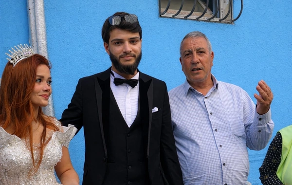 Bloger Elnur Jalina toyda toplanan pulun bir hissəsini küçə təmizlik işçilərinə paylayıb