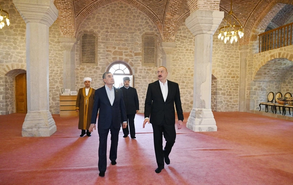 İlham Əliyev və Berdiməhəmmədov Şuşada Yuxarı Gövhər Ağa məscidini ziyarət ediblər